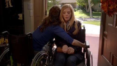 Apartamento 23 (Don't Trust the B---- in Apartment 23) 2x4